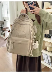 Detailansicht des beigen Rucksacks mit Sternmuster und flauschigem Hasen-Schlüsselanhänger