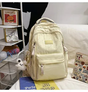Detailansicht des cremefarbenen Rucksacks mit Sternmuster und flauschigem Hasenanhänger