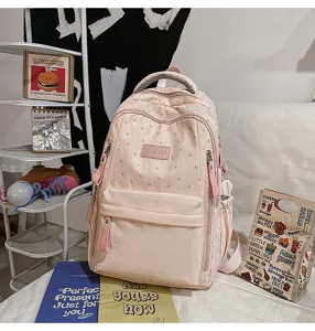 Detail eines rosa Rucksacks mit Sternenmuster in einer modernen Schulumgebung.