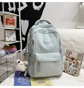 Detailansicht eines hellblauen Rucksacks mit Sternenmuster und Plüschtier