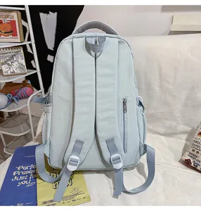 Rückansicht eines hellblauen Studentenrucksacks mit atmungsaktiven Gurten.