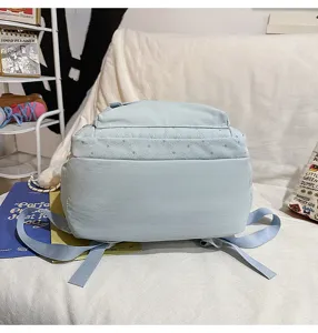 Detailansicht eines hellblauen Schülerrucksacks mit Sternenmuster in einer Lifestyle-Umgebung