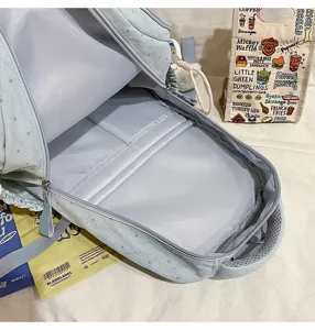 Detailansicht des geräumigen Sternenmuster-Rucksacks mit gepolsterten Innenfächern