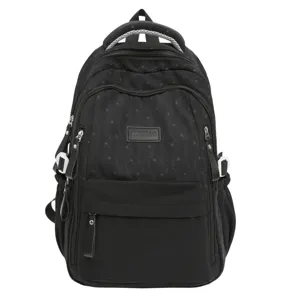 Nahaufnahme des schwarzen Schulrucksacks mit feinem Sternmuster-Aufdruck von vorne
