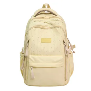 Nahaufnahme des leichten gelben Rucksacks mit Sternmuster und Marken-Logo-Aufnäher