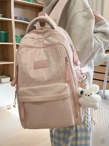 Stylischer hellrosa Rucksack mit Sternenmuster und niedlichem Bärenanhänger für Schüler
