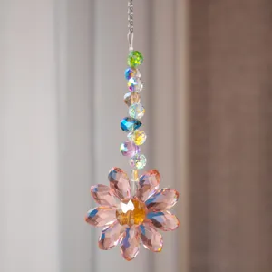 Dettaglio di un acchiappasole a forma di girasole in cristallo rosa sfaccettato.