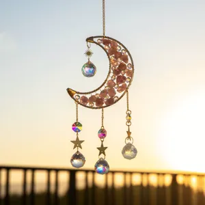 Macro di acchiappasole a luna con pietre di ametista e stelle nella luce del tramonto