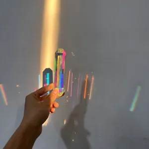 Detalle de un prisma atrapasol de cristal que crea vibrantes reflejos de arcoíris.