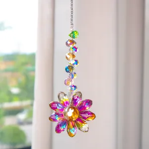 Primo piano di acchiappasole in cristallo a girasole con perline iridescenti arcobaleno