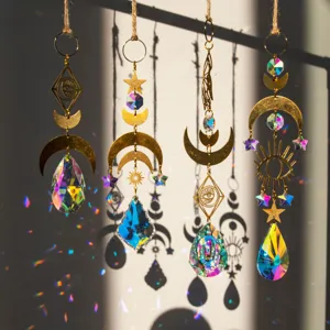 Dettaglio di acchiappasole in cristallo evil eye con riflessi arcobaleno al muro