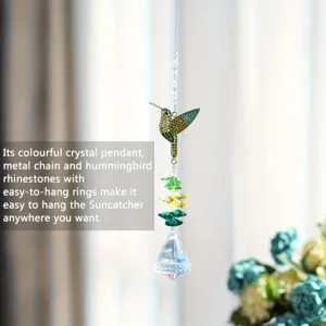 Vista dettagliata del prendisole colibrì in cristallo con strass e ciondolo.