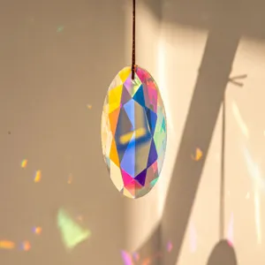 Dettaglio ravvicinato del prisma in cristallo AB che crea vivaci riflessi arcobaleno