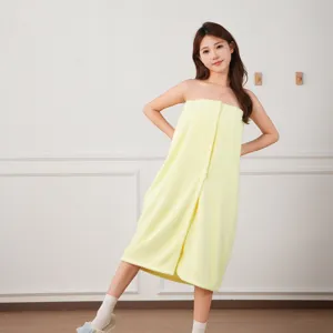 Draagbare badhanddoek voor dames, zachte absorberende koraalvlies badjurk, gele thuisjapon.