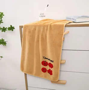 Asciugamano in pile corallino ispessito con ricamo di pomodoro, morbido e assorbente per viso e bagno.