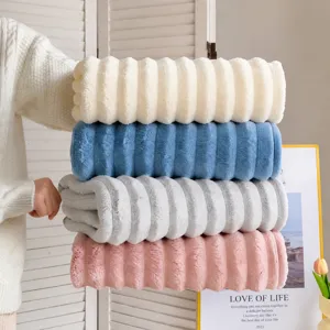Toalla de cara de vellón de coral a rayas suave para uso doméstico, absorbente y cómoda.
