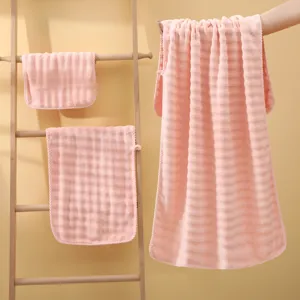 Set di asciugamani in pile a bolle rosa con consistenza morbida, ideale per il bagno.