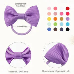 Dettaglio dell'elastico per capelli con fiocco in grosgrain viola e tavolozza colori