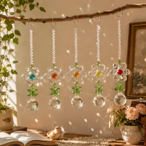Suncatcher in cristallo a forma di fiore appesi che creano arcobaleni di luce.