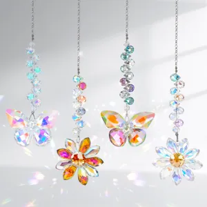 Diverse kristallen zonnevangers met vlinder- en bloemmotieven voor regenboogprisma's.