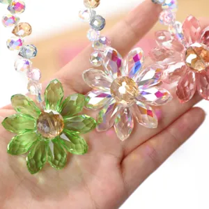 Détail en gros plan de trois attrape-soleil fleurs en cristal aux reflets arc-en-ciel vifs.
