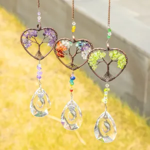 Detailansicht herzförmiger Lebensbaum-Kristall-Sonnenfänger mit hängenden Glastropfen