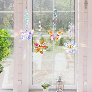 Set kristallen vlinder en bloem zonnevangers bij het raam voor prachtige levendige regenbogen