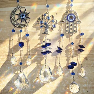 Dettaglio di tre acchiappasole in cristallo Evil Eye con riflessi arcobaleno