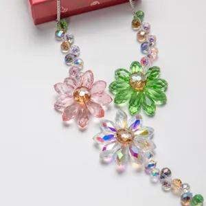Vue détaillée de trois attrape-soleil fleurs en cristal avec des perles arc-en-ciel
