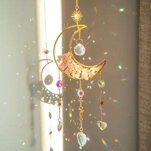 Dettaglio ravvicinato dell'acchiappasole a luna in cristallo con rifrazione di luce arcobaleno