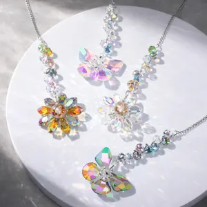 Detailopname van kristallen zonnevangers met vlinders en bloemen en regenboog reflecties.