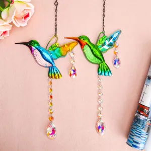 Gros plan de capteurs de soleil colibris colorés avec pendentifs en cristal facetté