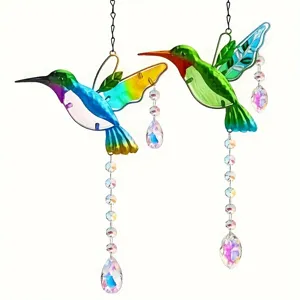Vue détaillée de deux attrape-soleil colibris colorés avec des prismes de cristal.
