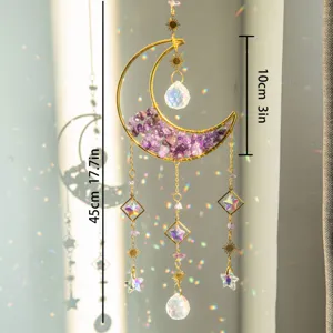Dettaglio macro del suncatcher luna con lunghezza 45 cm ed effetti di rifrazione arcobaleno