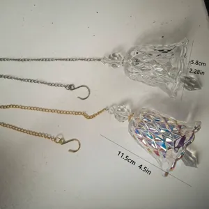 Campanilla de cristal atrapasol con diseño de diamantes facetados y cadena de metal.