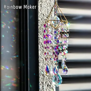Vue détaillée de prismes en cristal sur un attrape-soleil doré "Rainbow Maker"