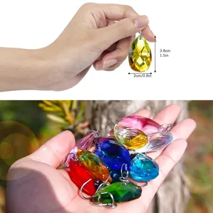 Dettaglio di prismi in cristallo sfaccettato da 38 mm per decorazione da giardino