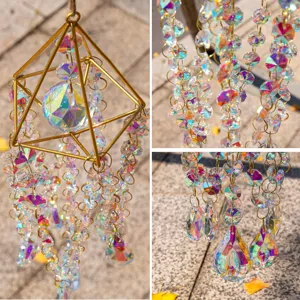 Détail de l'attrape-soleil en cristal arc-en-ciel avec cadre géométrique doré et prismes.