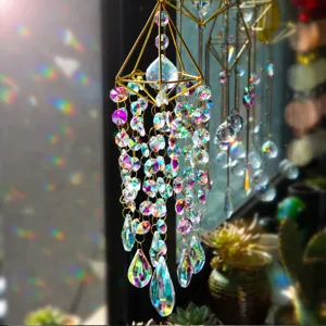 Gros plan d'un capteur de soleil en cristal reflétant des motifs arc-en-ciel vifs