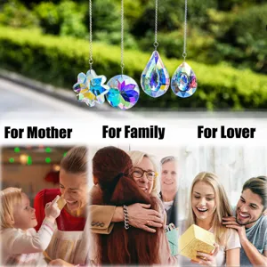 Quatre attrape-soleil en cristal coloré présentés comme cadeaux pour la famille et les proches