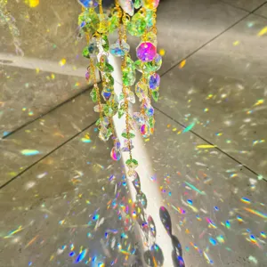 Acchiappasole decorativo in cristallo iridescente che riflette vivaci luci arcobaleno a terra