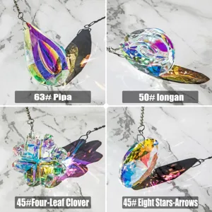 Lot de quatre attrape-soleil en cristal irisé projetant des prismes arc-en-ciel sur marbre