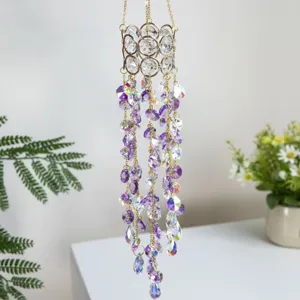 Dettaglio dell'ornamento appeso acchiappasole in cristallo viola cangiante decor