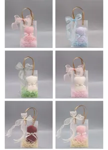 Pequeña bolsa de regalo de PVC mate con toalla de oso tejido, ideal para recuerdos de boda y fiestas.