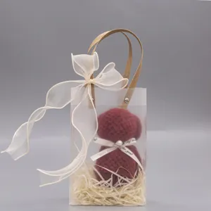 Bonita bolsa de regalo de PVC mate con osito de toalla para boda y lazo de organza