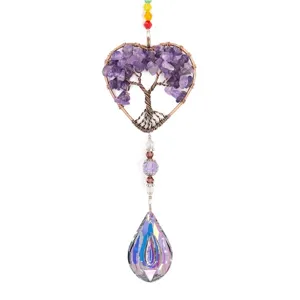 Dettaglio dell'acchiappasole albero della vita a cuore con pietre viola e cristallo