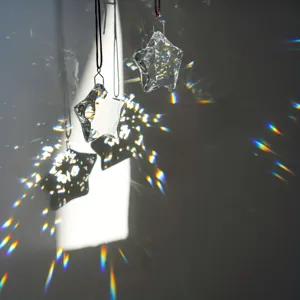 Primer plano de prismas de cristal en forma de estrella que crean hermosos patrones de luz arcoíris