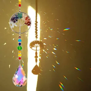 Primo piano di un acchiappasole in cristallo Albero della Vita con riflessi arcobaleno