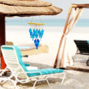 Dettaglio di un campanello a vento a forma di pesce in vetro blu da 23 pollici.