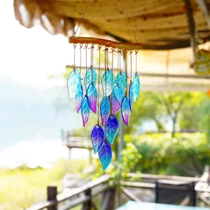 Nahaufnahme des handgefertigten Windspiels aus buntem Glasblatt im Freien aufgehängt